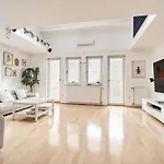 Matic Spacious Modern Apartment