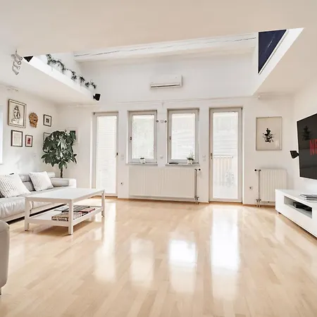Matic Spacious Modern Apartment